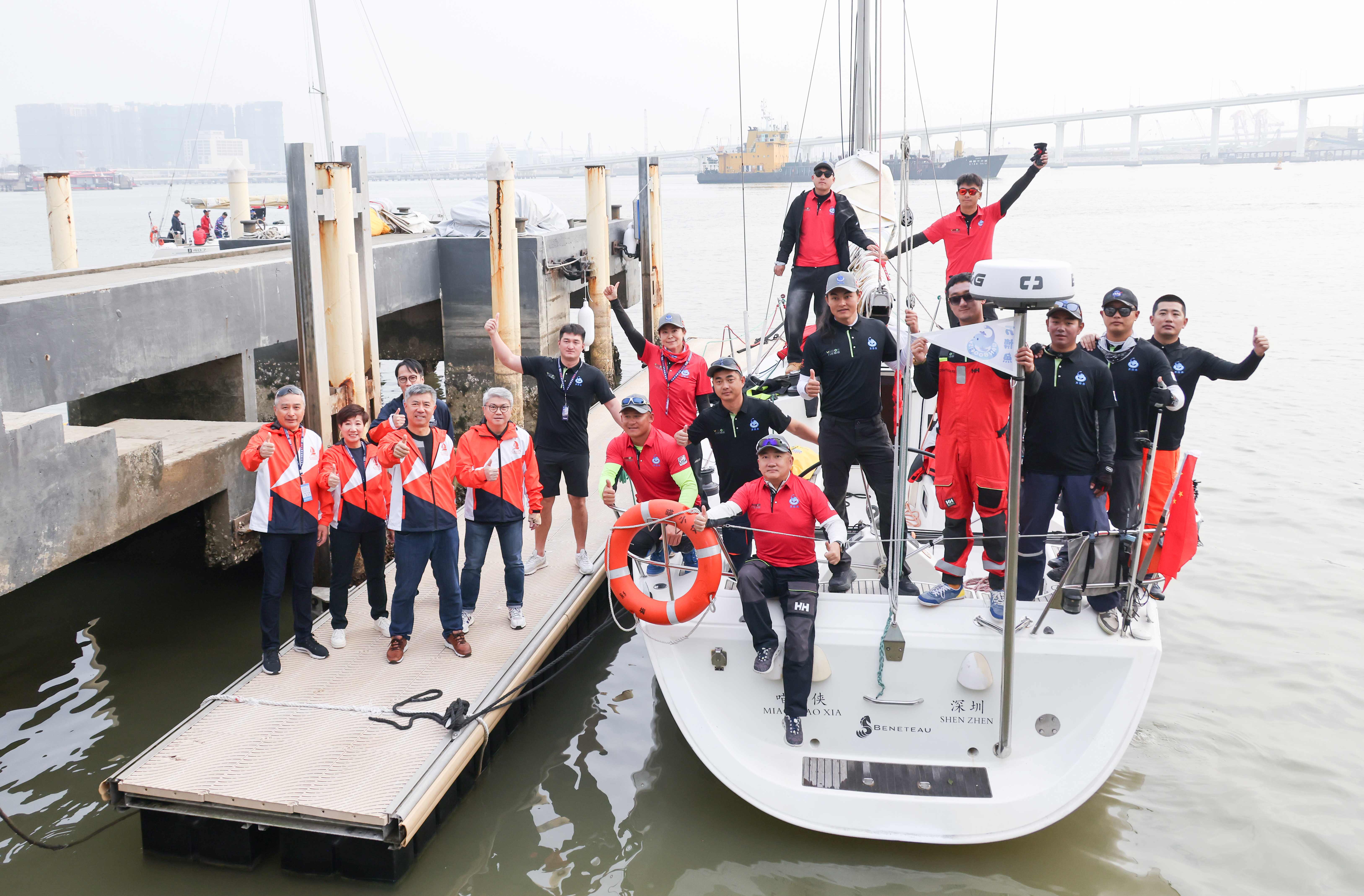 7  世界帆船聯合會主席李全海(左三)與參賽船隊交流。.jpg